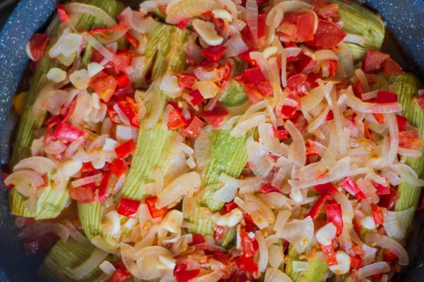 Zucchini Mit Olivenöl Wird Mit Fein Gehackten Zwiebeln Paprika Und — Stockfoto