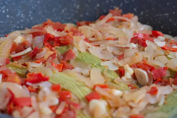 Zucchini Mit Olivenöl Wird Mit Fein Gehackten Zwiebeln Paprika Und — Stockfoto