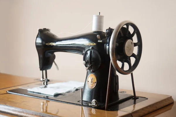 Modelo Muy Antiguo Máquina Coser Pedal Antiguo Mesa —  Fotos de Stock
