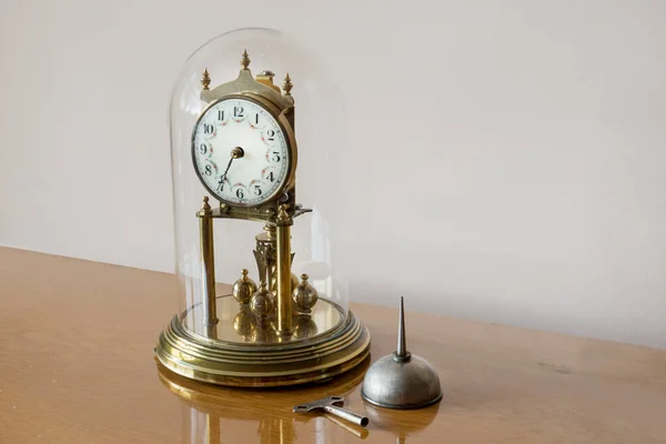 Horloge Antique Dôme Verre Avec Pot Huile Couronne Objet Focus — Photo