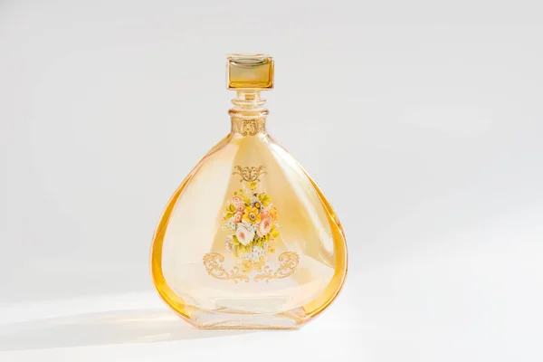 Frasco Perfume Vidro Amarelo Decorado Com Padrões Florais Fundo Branco — Fotografia de Stock