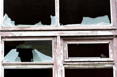 Eski ahşap çerçeveli cam pencere. Terk edilmiş. Eski pencere. Kırık camlar. Eski ev, retro. Kırık pencere çerçevesi. Çatlak eski boya, cam parçaları. beyaz duvar, metin için boşluk