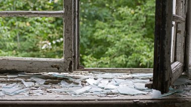 Eski ahşap çerçeveli açık pencere. Eski pencere. Kırık camlar. Eski ev, retro. Kırık pencere çerçevesi. Çatlak eski boya, cam parçaları. Metin için boşluk. Büyük cam parçaları. korku