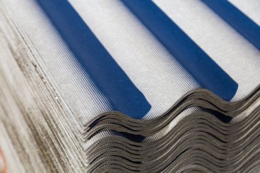 Bir nalbur dükkanındaki rafların soyut genel arka planı toptan satıştı. En ucuz çatı..