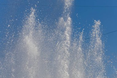 Çeşmedeki su soyut arkaplan. Yaz ve turizm sembolü