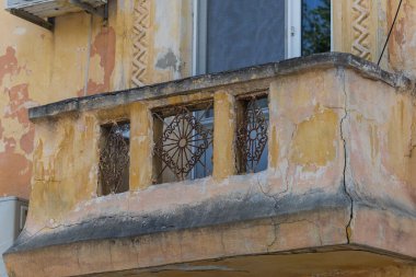 Büyük bir tadilata ihtiyacı olan tarihi bir binanın eski balkonunda. Arkaplan