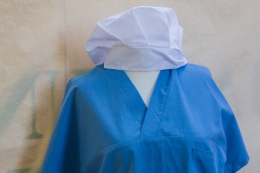 Tipik bir şefin takım elbisesi mankenin üzerinde. Yazı veya metin için kopyalama alanı olan arkaplan
