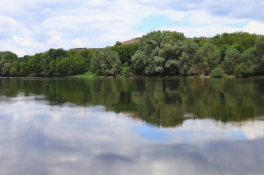 Çok güzel nehir suyu yüzeyi. Doğal yeşil arka plan. Seçici odak