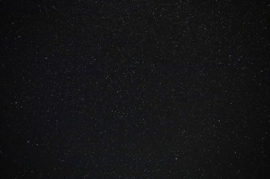 Ağustos gecesinin karanlığında yıldızlı gökyüzü. Çok güzel bir geçmiş..