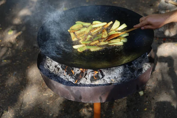 Cozinhar Legumes Sobre Fogo Condições Campo Foco Seletivo Com Fundo — Fotografia de Stock