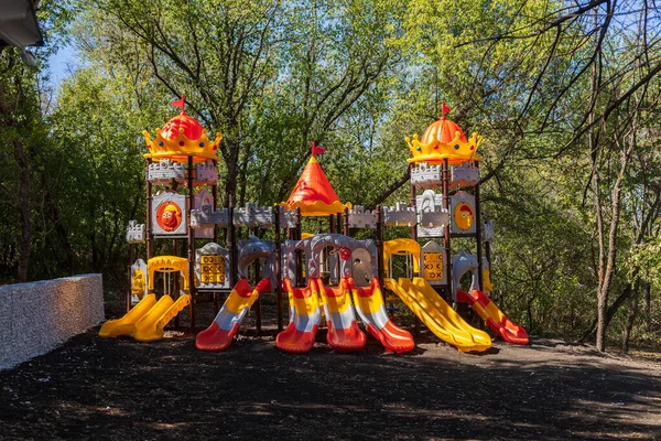 Детские Горки Контрастном Свете Полуденного Городского Парка Фон — стоковое фото