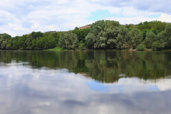 Zeer Mooie Rivier Water Oppervlak Natuurlijke Groene Achtergrond Selectieve Focus — Stockfoto
