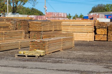 Satılık tahtalar. Kereste deposunda işlenmiş ahşap yığınları. Arkaplan