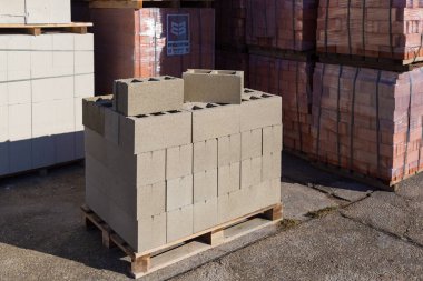 İnşaat için tuğla satışı. İnşaat malzemelerinin toptan satış tabanı. Arkaplan