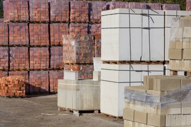 İnşaat için tuğla satışı. İnşaat malzemelerinin toptan satış tabanı. Arkaplan