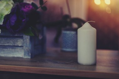 İç kısımda mum var. Soyut romantik akşam geçmişi. Başlık veya metin için kopyalama alanı olan seçici odak.