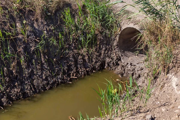 Canal Drenagem Para Águas Pluviais Nos Arredores Cidade Contexto — Fotografia de Stock