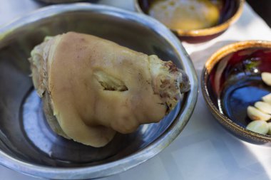 Haşlanmış domuz budu. Bulanık arkaplan ile seçmeli odak