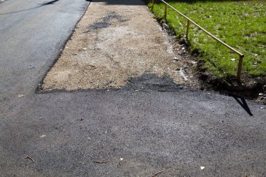 Soyut yol onarımı geçmişi. Asfalt yenileme. Yol yüzeyi güncelleniyor.