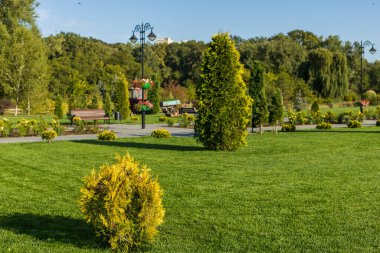 Güzel düzenlenmiş kamusal alanı olan soyut bir arkaplan. Mükemmel peyzajı olan bir şehir parkı. Çevre dostu iyi bir şehir ortamı. Seçici odak