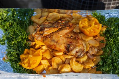 Tandoor 'da pişirilmiş domuz budu. Bıçak, diz eklemine bitişik bir domuz bacağının parçası. Bulanık arkaplan ile seçmeli odak