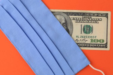 Bulaşıcı salgın sırasında toplum içinde takılması gereken temiz ve yeni bir tıbbi ameliyat maskesi.