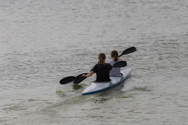 Two Teenage Girls Kayaking Pond Back View Active Phase Stroke — Stock Photo, Image