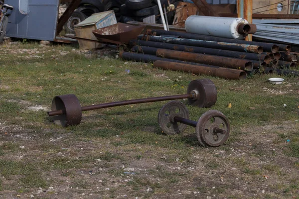 Hemmagjord Skivstång Och Hantel Den Friska Luften Industriområdet Selektiv Fokus — Stockfoto