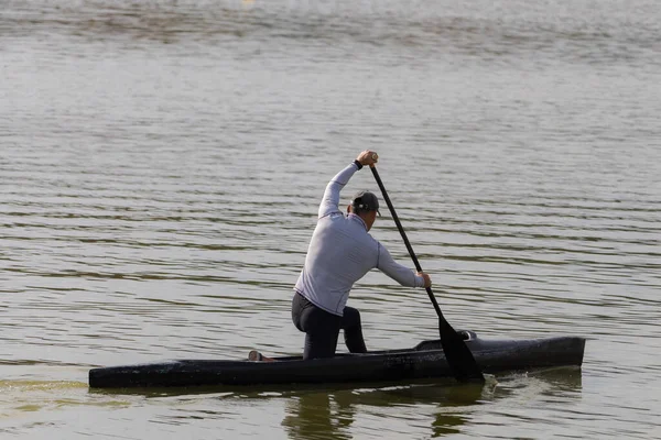 Man Floats Canoe Pond Rear View Active Phase Paddle Stroke — Stock Photo, Image