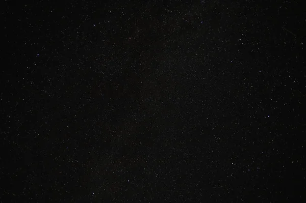 8月の夜の暗闇の中で星空 とてもいい背景だ — ストック写真