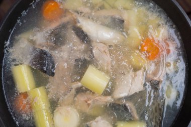 Somon balığı çorbası kaynar suda pişirilir. Seçici odak ve bulanık arkaplan ile mutfak arka planı.