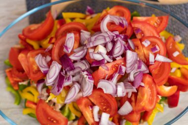 Doğranmış sebze. Seçici odak ve bulanık arkaplan ile mutfak arka planı.