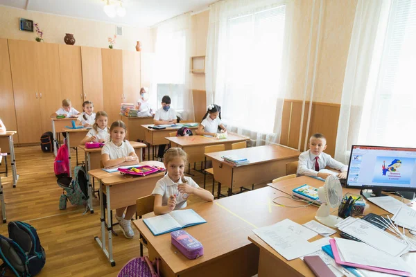 2020年9月1日バルティまたはベルツィー モルドバは 流行病や夏休みのために学校で長い休憩の後 最初の学校の日 — ストック写真