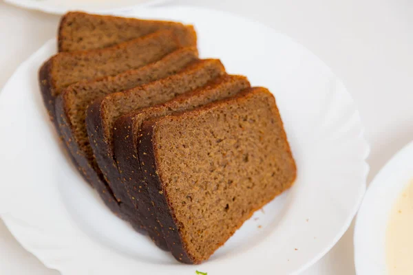 Pão Preto Fatiado Prato Contexto Culinário Com Foco Seletivo Fundo — Fotografia de Stock