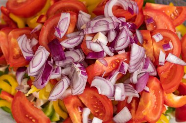 Doğranmış sebze. Seçici odak ve bulanık arkaplan ile mutfak arka planı.