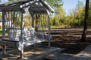 Rahatlamak ve eğlenmek için ahşap çardak. Bulanık arkaplan ile seçmeli odak