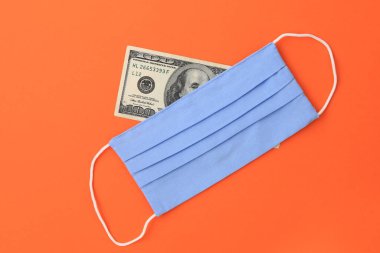 Bulaşıcı salgın sırasında toplum içinde takılması gereken temiz ve yeni bir tıbbi ameliyat maskesi.