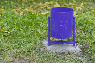 Şehir çevresindeki ya da şehir parklarındaki klasik bir çöp kutusu. Seçici odak arkaplanı