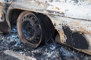 Yakılmış araba, soyut arka plan, seçici odaklanma. Dünyadaki protestolar ve pogromların durumu.