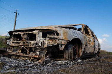 Yakılmış araba, soyut arka plan, seçici odaklanma. Dünyadaki protestolar ve pogromların durumu.