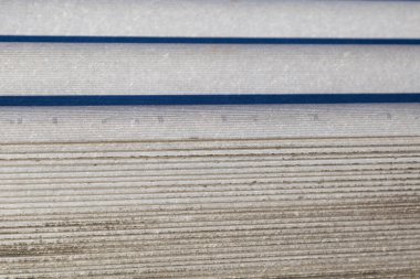 Bir nalbur dükkanındaki rafların soyut genel arka planı toptan satıştı. En ucuz çatı..