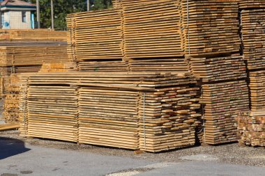 Satılık tahtalar. Kereste deposunda işlenmiş ahşap yığınları. Arkaplan