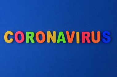 Coronavirus kelimesi ya da metin çocuk alfabesinde mıknatıs üzerinde klasik harflerle yazılmıştır..