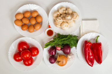 Yumurta, mantar ve sebze. Seçici odak ve bulanık arkaplan ile mutfak arka planı.