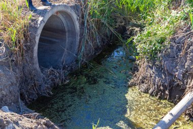 Şehrin kenar mahallelerinde yağmur suyu için drenaj kanalı. Arkaplan