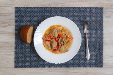 Mantarlı sebzeli ciğer yahnisi. Seçici odak ve bulanık arkaplan ile mutfak arka planı.