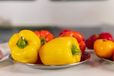 Aşçılık için sebzeli soyut evrensel illüstrasyon. Bulanık arkaplan ile seçmeli odak