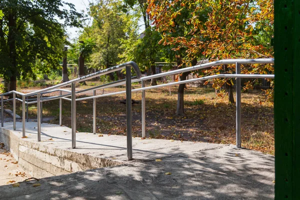 Eine Rampe Mit Sanfter Abfahrt Für Menschen Mit Eingeschränkter Mobilität — Stockfoto