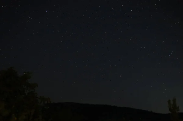 八月夜晚的黑暗中 天空一片星空 很好的背景 — 图库照片