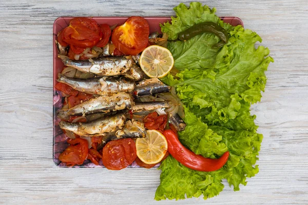 Pescado Guisado Verduras Con Limón Fondo Culinario Con Enfoque Selectivo —  Fotos de Stock